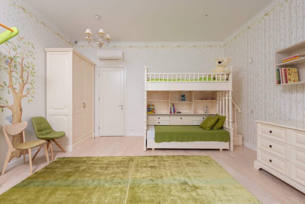 Современная детская комната с хорошо организованной системой хранения