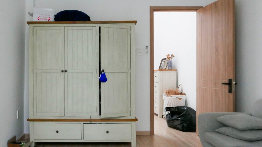 Шкаф с распашными дверцами