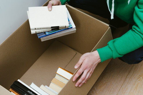 Книги на время переезда лучше сдать на склад, чтобы они не мешали расположиться на новом месте