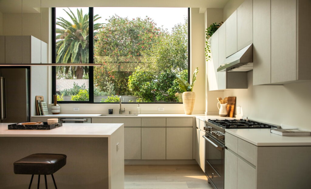 Панорамное окно на кухне