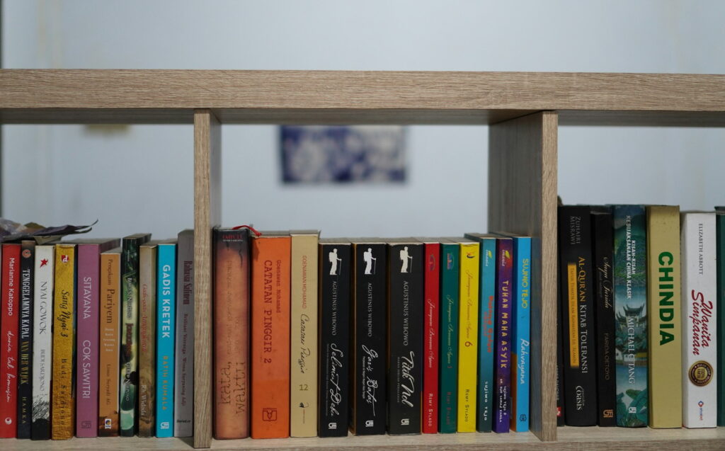 Стойка для хранения книг Стойка для хранения книг